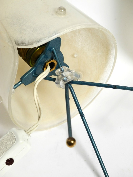 Image 1 of Twee Zeer Mooie Mid Century Moderne Driepoot Tafellampen met Witte Plexiglas Kappen