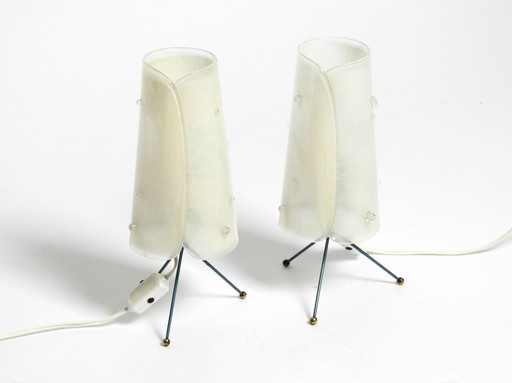 Twee Zeer Mooie Mid Century Moderne Driepoot Tafellampen met Witte Plexiglas Kappen