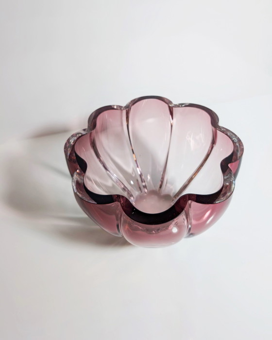 Image 1 of Vintage kristallen glazen kom Seguso techniek cranberry rood magenta 1980 jaren 80 bloemen bloesem vorm paars