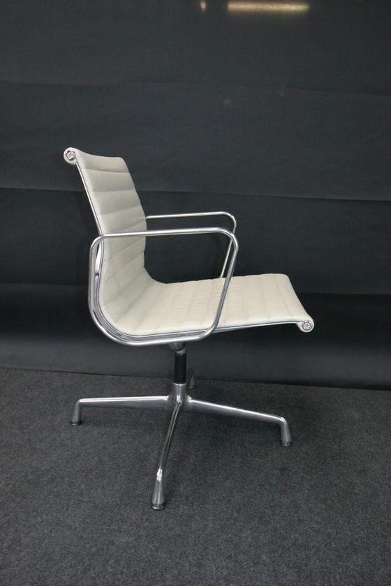 Image 1 of VITRA ALU CHAIR EA 108 in leder (meerdere stuks beschikbaar)