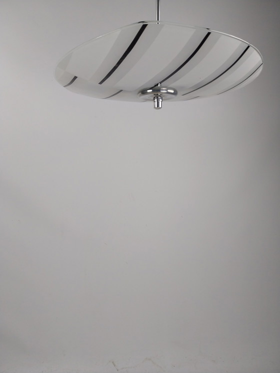 Image 1 of  1 X Grijs Zwart Wit Glazen Plafonnière 1960'S Tsjechië 50 Cm Mooie Grafische Tekening. 50 Cm Doorsnede 70 Cm Hoog 