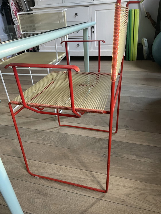 Image 1 of Flyline glazen tafel en 4 gekleurde spaghettistoelen