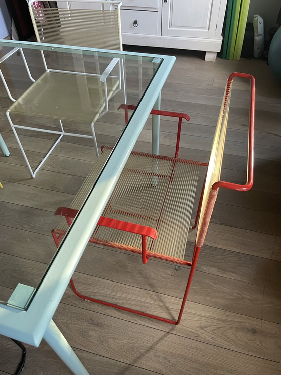 Image 1 of Flyline glazen tafel en 4 gekleurde spaghettistoelen