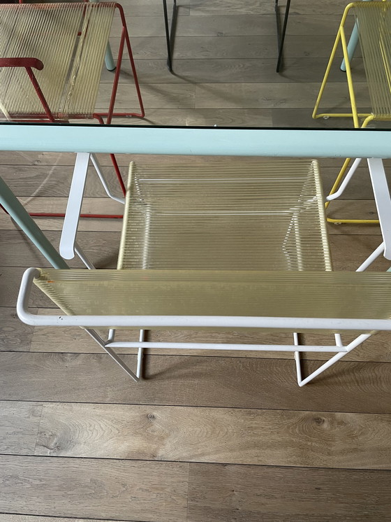 Image 1 of Flyline glazen tafel en 4 gekleurde spaghettistoelen