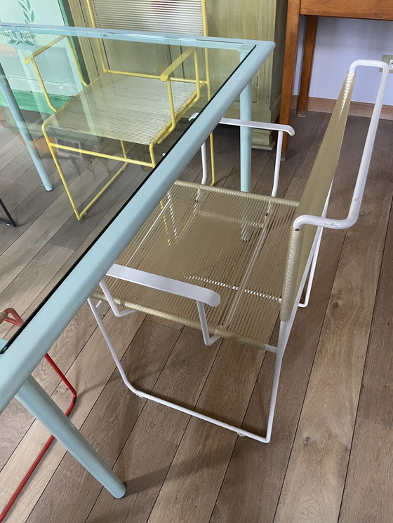 Image 1 of Flyline glazen tafel en 4 gekleurde spaghettistoelen