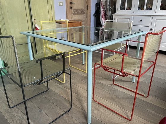 Image 1 of Flyline glazen tafel en 4 gekleurde spaghettistoelen