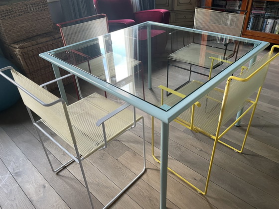 Image 1 of Flyline glazen tafel en 4 gekleurde spaghettistoelen