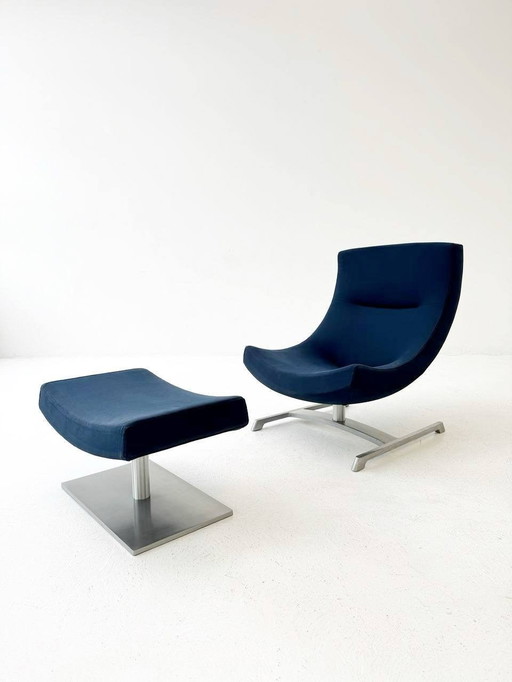 Middernachtblauwe Spin fauteuil en Ottoman van Hannes Wettstein voor Cassina, jaren 1980