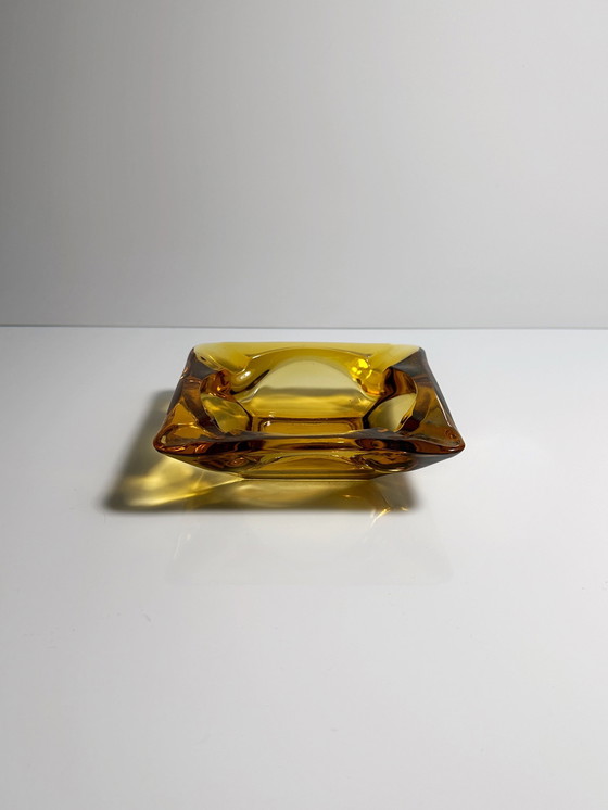 Image 1 of Vintage glazen asbak amber geel prisma ruit kristal jaren 80 postmodern Frankrijk