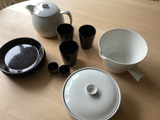 Image 1 of Arabia Servies: 6 Ontbijtbordjes, 3 Bekers, 1 Theepot, 2 Dekschalen, 2 Eierdopjes