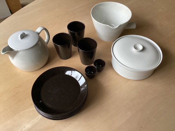 Image 1 of Arabia Servies: 6 Ontbijtbordjes, 3 Bekers, 1 Theepot, 2 Dekschalen, 2 Eierdopjes