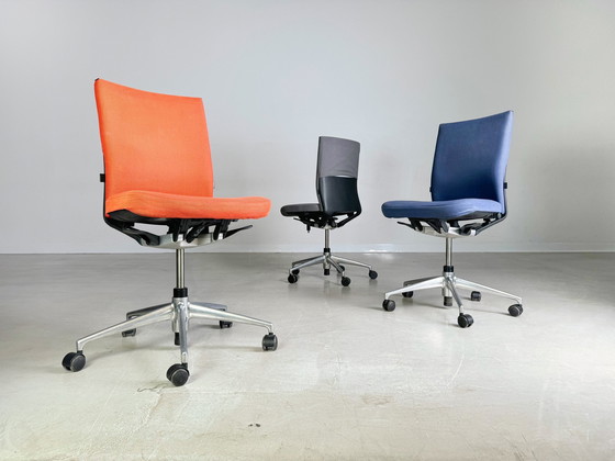 Image 1 of Vitra Bureaustoel T-Chair Rood Blauw Grijs Zwart Design Stoel