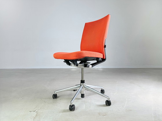 Image 1 of Vitra Bureaustoel T-Chair Rood Blauw Grijs Zwart Design Stoel