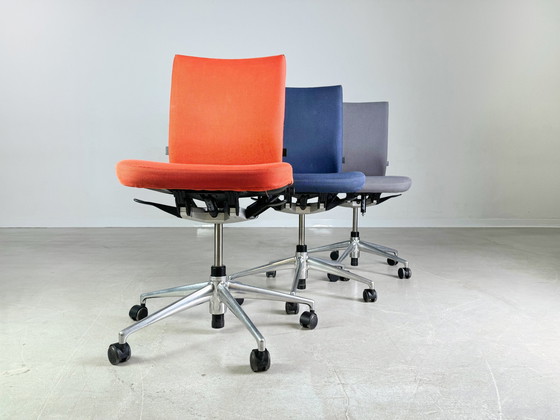 Image 1 of Vitra Bureaustoel T-Chair Rood Blauw Grijs Zwart Design Stoel