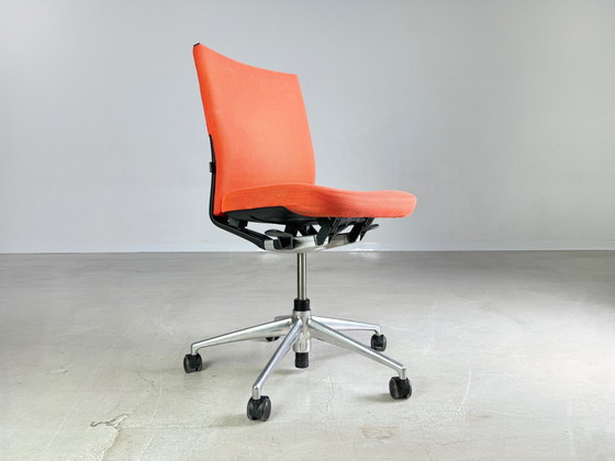 Image 1 of Vitra Bureaustoel T-Chair Rood Blauw Grijs Zwart Design Stoel