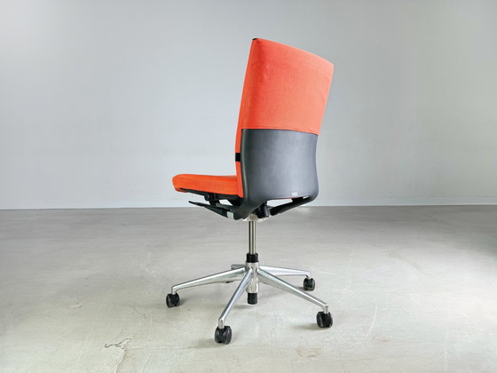 Image 1 of Vitra Bureaustoel T-Chair Rood Blauw Grijs Zwart Design Stoel