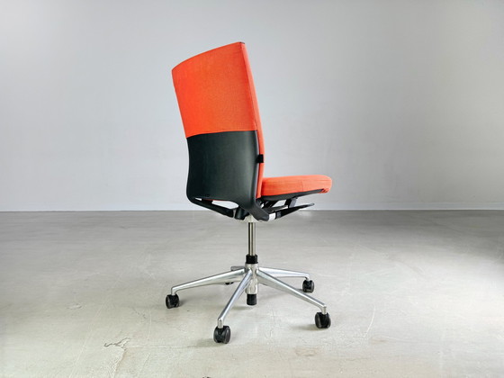 Image 1 of Vitra Bureaustoel T-Chair Rood Blauw Grijs Zwart Design Stoel