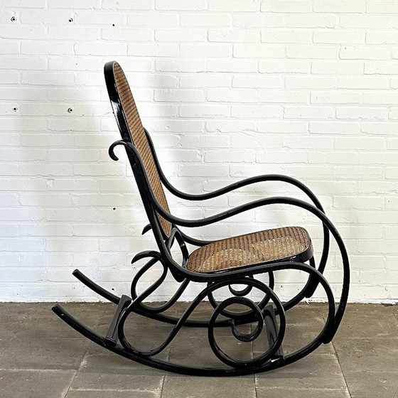 Image 1 of Vintage Thonet-stijl Schommelstoel Zwart – Iconisch Design