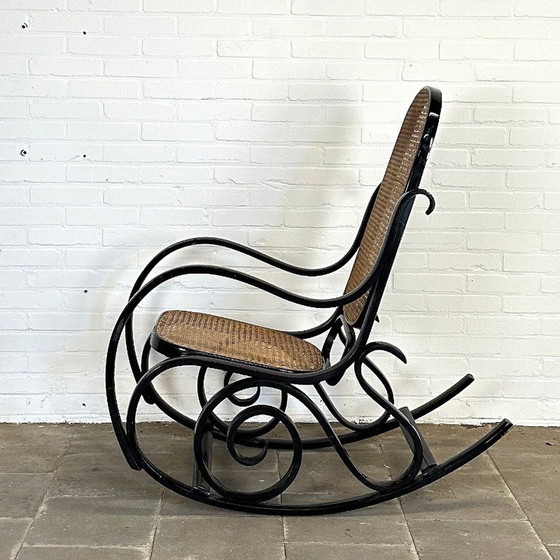 Image 1 of Vintage Thonet-stijl Schommelstoel Zwart – Iconisch Design