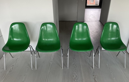 4x Herman Miller Eames stoel met glasvezel