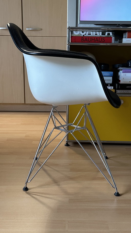 Vitra - Eames Plastic Fauteuil DAR - Volledig gestoffeerd