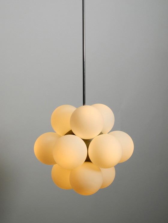 Image 1 of Mooie Ongebruikte 1960S Atomic Space Age Kaiser Leuchten Metalen Plafondlamp Met 12 Glazen Bollen In Licht Grijs