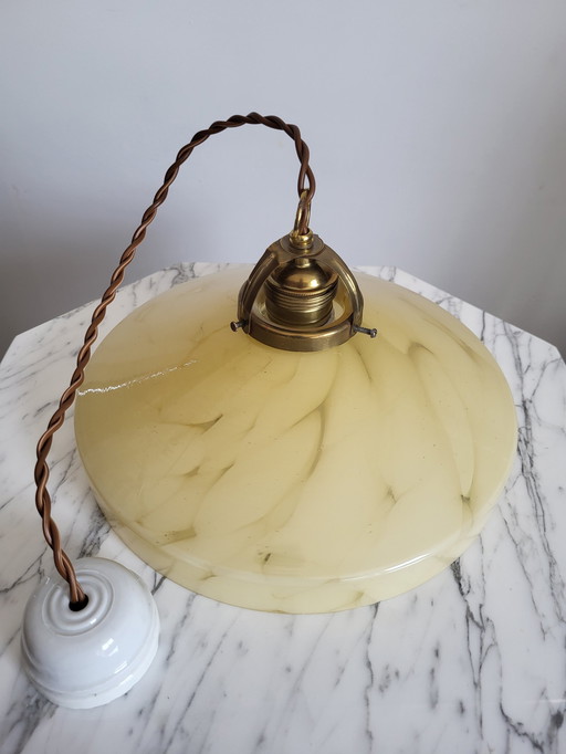 Art deco opaline glazen ronde hanglamp, messing afwerking en porseleinen plafondkapje