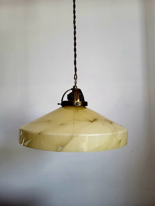 Art deco opaline glazen ronde hanglamp, messing afwerking en porseleinen plafondkapje