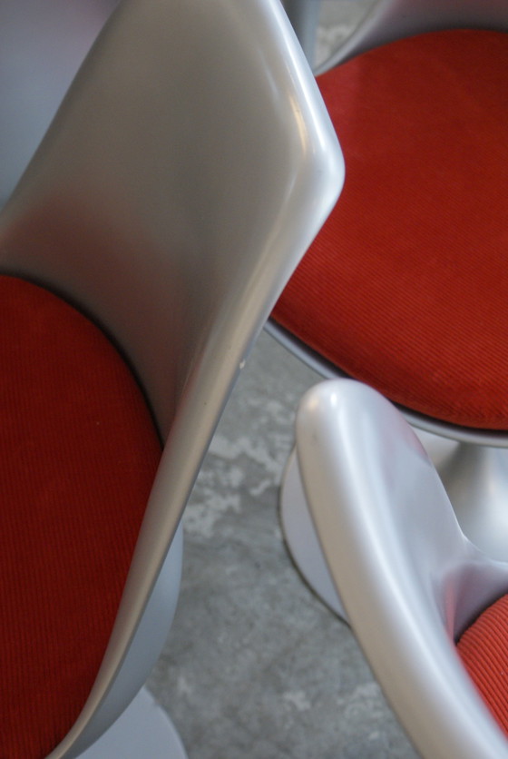 Image 1 of 6 Knoll Tulip Stoelen Speciale Editie 50e Verjaardag