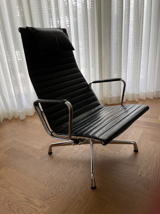 Image 1 of Vitra Eames Ea124 Leer / Chroom