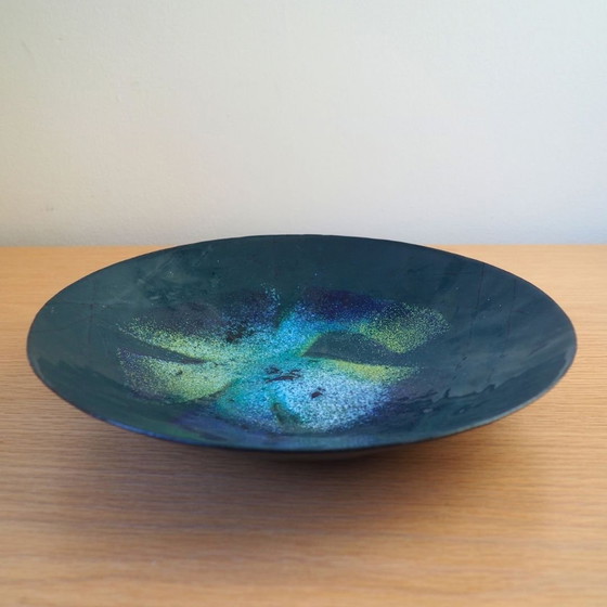 Image 1 of 1970S Geëmailleerde Metalen Kom Gesigneerd Door Kunstenaar