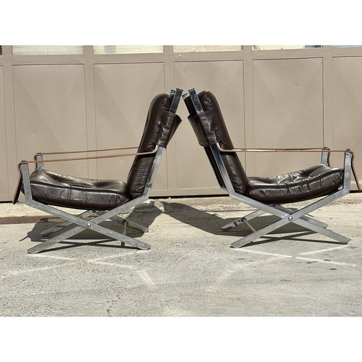 Paar vintage verchroomd metalen en chocolade lederen klapstoelen van Robert Duran, 1970