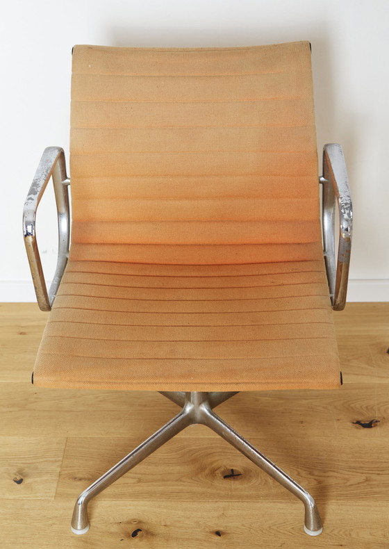 Image 1 of Charles & Ray Eames Aluminium Stoel Groep Ea 107 Voor Herman Miller