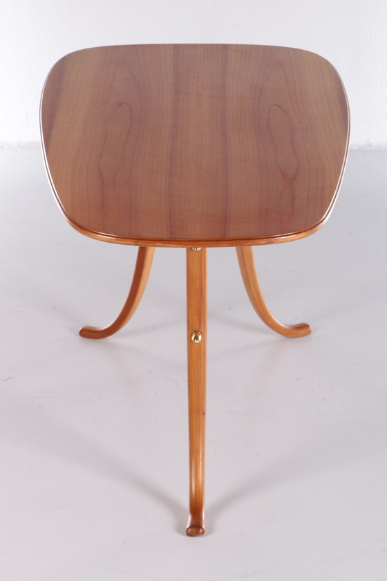 Image 1 of Vintage Salontafel met 3 poten en messing details Scandinavie.