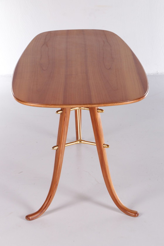 Image 1 of Vintage Salontafel met 3 poten en messing details Scandinavie.