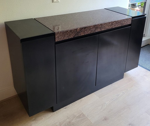 Design dressoir met hardstenen blad