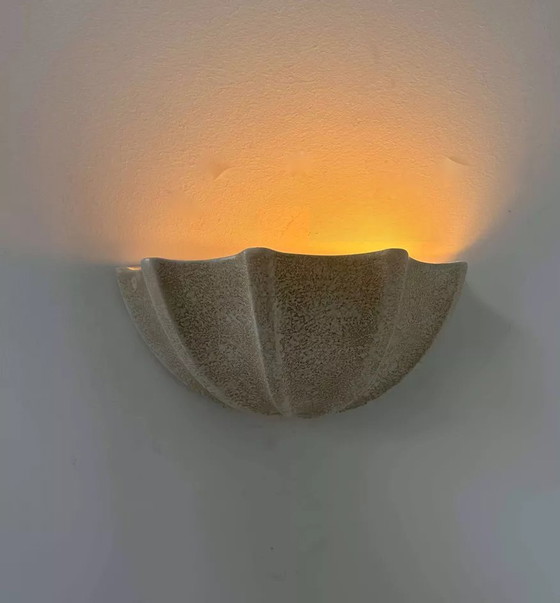 Image 1 of Vintage schelp wandlamp porselein, gespikkeld beige, Frankrijk 1960