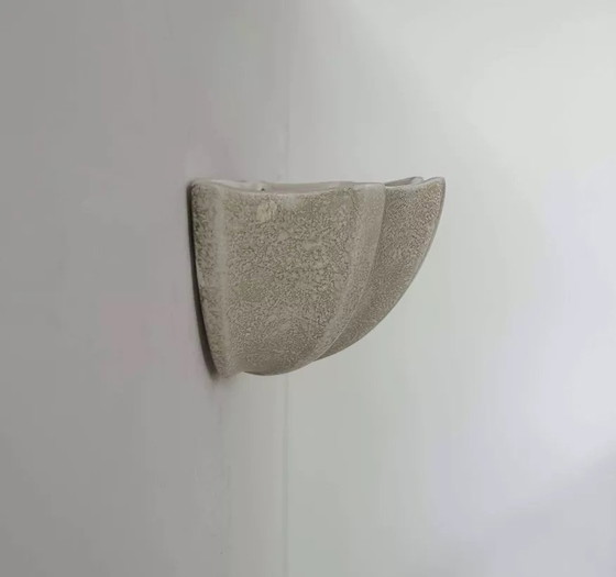 Image 1 of Vintage schelp wandlamp porselein, gespikkeld beige, Frankrijk 1960