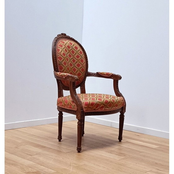 Image 1 of Vintage medaillon fauteuil in donker en gebeeldhouwd hout
