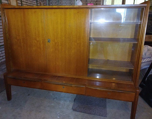 Midcentury wandkast met glazen schuifdeuren