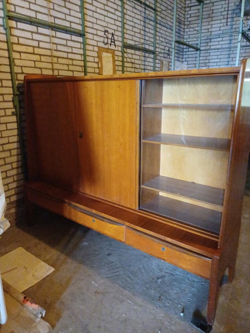 Midcentury wandkast met glazen schuifdeuren