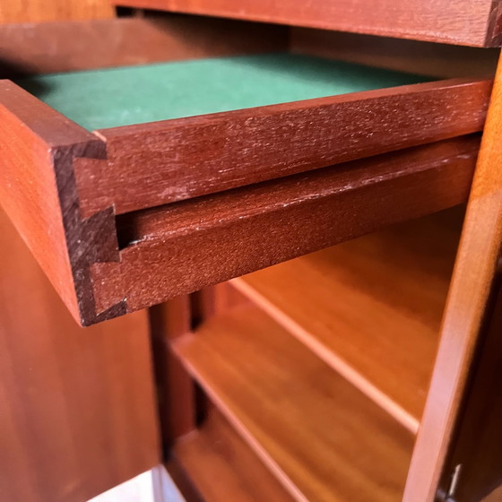 Image 1 of Deens buffet gemaakt van mahonie met messing applicaties ca. jaren 20 tot 40. 4 laden en 2 kastdeuren - Top-Vintage-Z