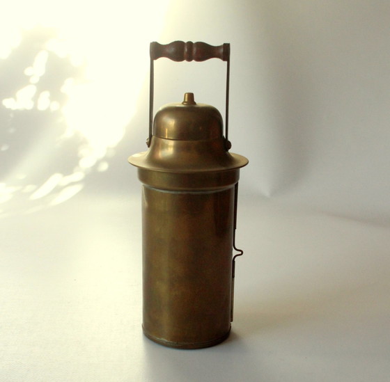 Image 1 of 1970S Olielamp - Stormlamp - Lantaarn van messing/glas met houten handvat