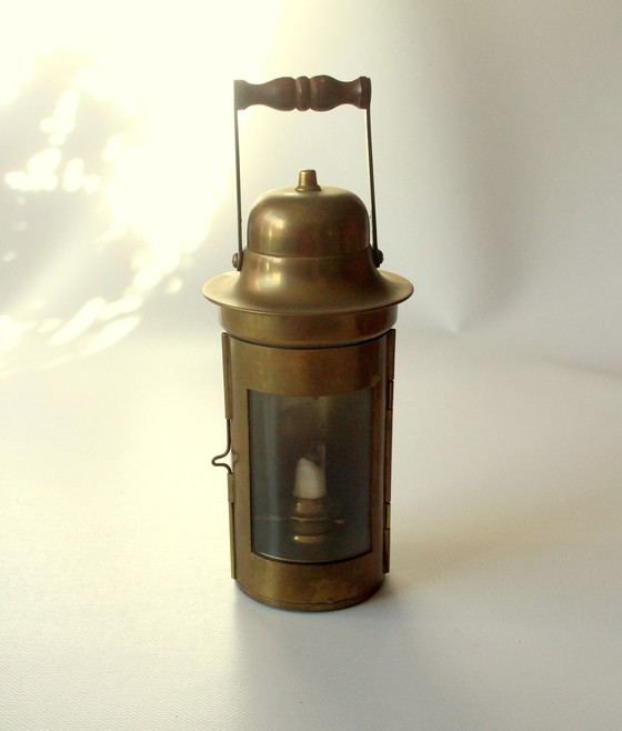 Image 1 of 1970S Olielamp - Stormlamp - Lantaarn van messing/glas met houten handvat