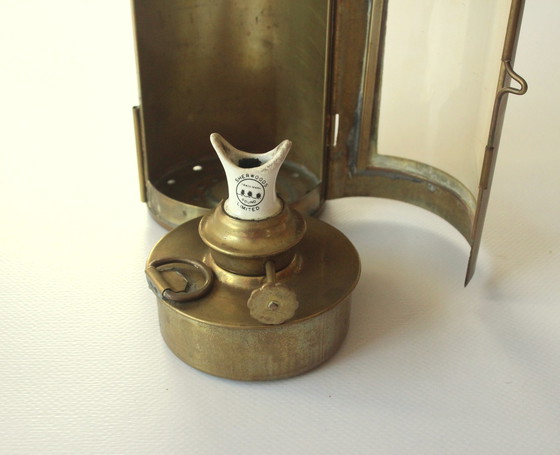 Image 1 of 1970S Olielamp - Stormlamp - Lantaarn van messing/glas met houten handvat