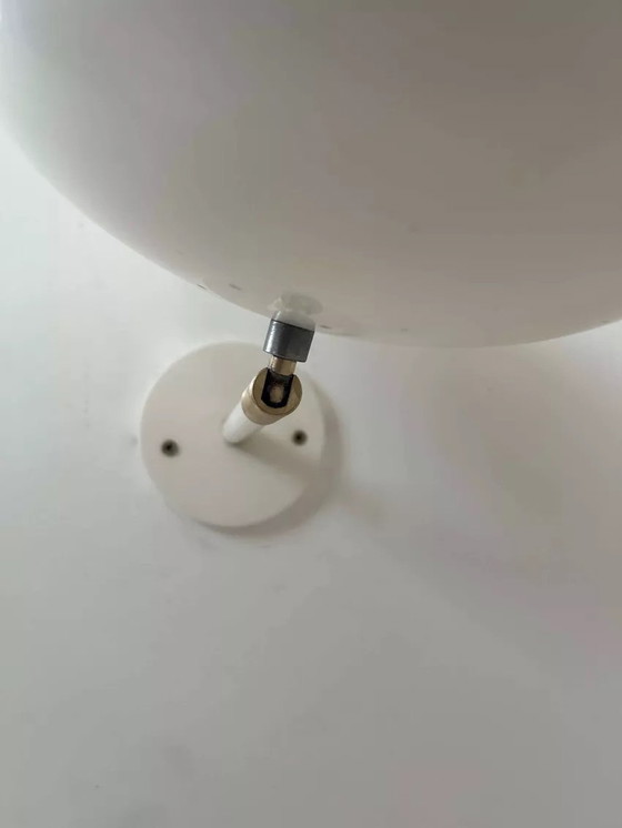 Image 1 of 2X wit metaal en messing verstelbare wandlampen, Frankrijk 1970