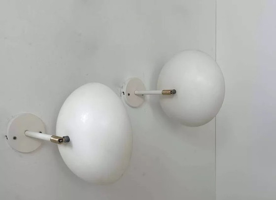 Image 1 of 2X wit metaal en messing verstelbare wandlampen, Frankrijk 1970