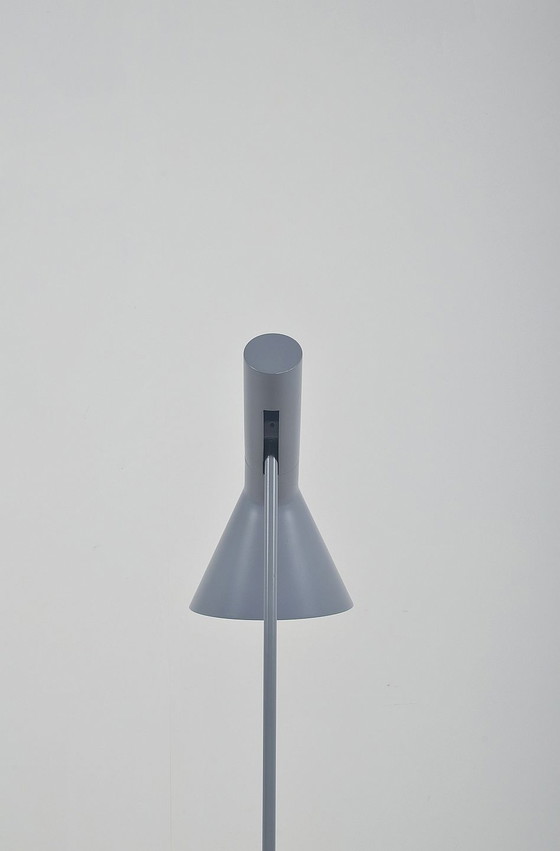 Image 1 of Deense vloerlamp AJ ontworpen door Arne Jacobsen voor Louis Poulsen