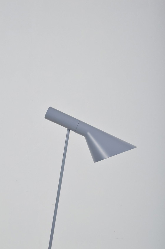 Image 1 of Deense vloerlamp AJ ontworpen door Arne Jacobsen voor Louis Poulsen