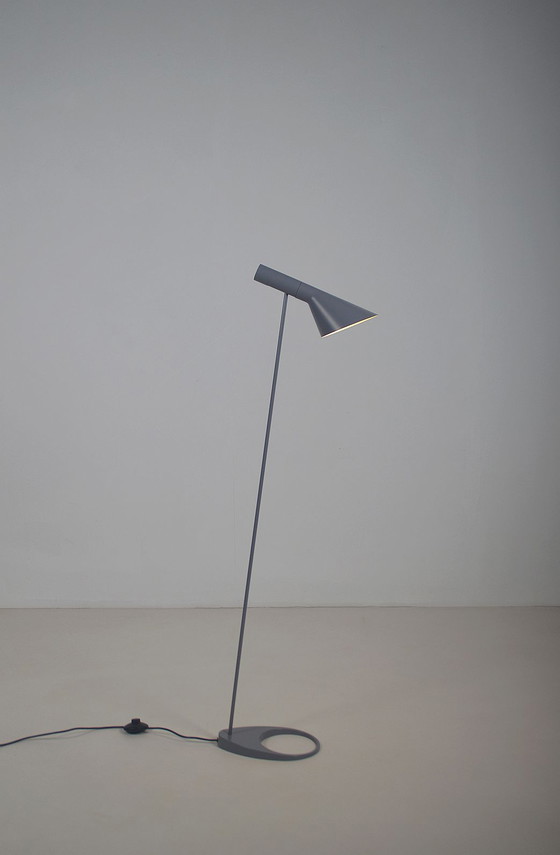 Image 1 of Deense vloerlamp AJ ontworpen door Arne Jacobsen voor Louis Poulsen